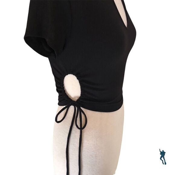 ANISTAR cropped top with side vents in shape of a circle’s cut-outs. - Picture 1 of 5